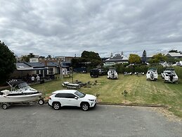 Lakeside Motel Waterfront