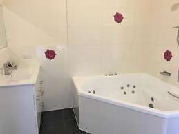 Lakeside Motel Waterfront