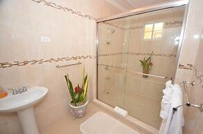 Summerhill, 8BR by Jamaican Treasures