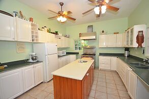 Summerhill, 8BR by Jamaican Treasures