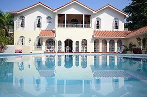 Summerhill, 8BR by Jamaican Treasures