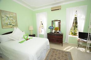 Summerhill, 8BR by Jamaican Treasures