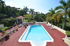 Summerhill, 8BR by Jamaican Treasures