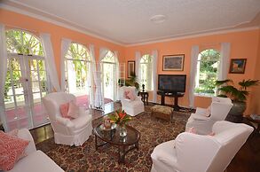 Summerhill, 8BR by Jamaican Treasures