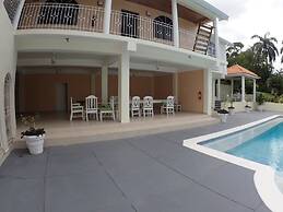 Summerhill, 8BR by Jamaican Treasures
