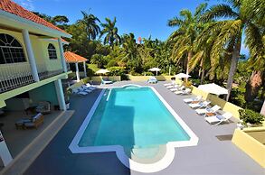 Summerhill, 8BR by Jamaican Treasures