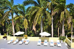 Summerhill, 8BR by Jamaican Treasures