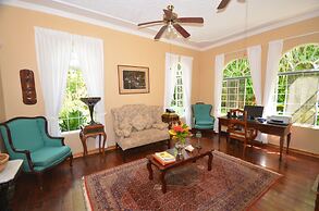 Summerhill, 8BR by Jamaican Treasures