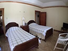 Summerhill, 8BR by Jamaican Treasures