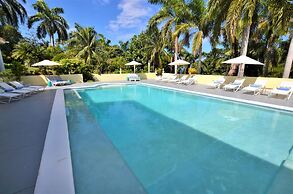 Summerhill, 8BR by Jamaican Treasures