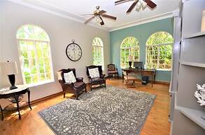 Summerhill, 8BR by Jamaican Treasures