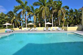 Summerhill, 8BR by Jamaican Treasures