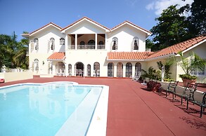 Summerhill, 8BR by Jamaican Treasures