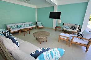 Summerhill, 8BR by Jamaican Treasures