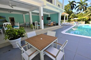 Summerhill, 8BR by Jamaican Treasures