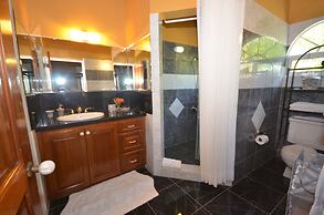 Summerhill, 8BR by Jamaican Treasures