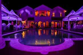 Summerhill, 8BR by Jamaican Treasures