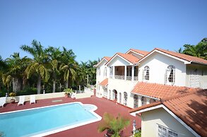 Summerhill, 8BR by Jamaican Treasures
