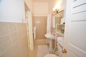 Summerhill, 8BR by Jamaican Treasures