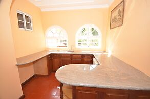 Summerhill, 8BR by Jamaican Treasures