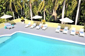 Summerhill, 8BR by Jamaican Treasures