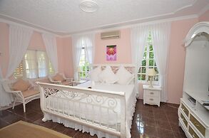 Summerhill, 8BR by Jamaican Treasures