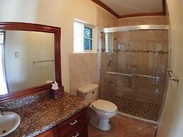 Summerhill, 8BR by Jamaican Treasures