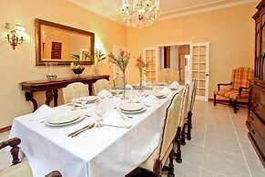 Summerhill, 8BR by Jamaican Treasures