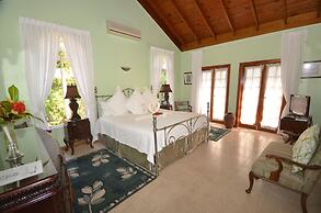 Summerhill, 8BR by Jamaican Treasures