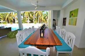 Summerhill, 8BR by Jamaican Treasures
