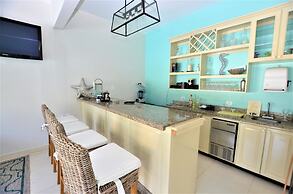 Summerhill, 8BR by Jamaican Treasures