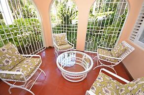 Summerhill, 8BR by Jamaican Treasures