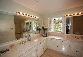 Stoneaway, 6BR by Jamaican Treasures