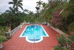 Stoneaway, 6BR by Jamaican Treasures