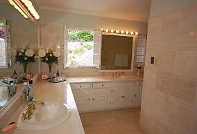 Stoneaway, 6BR by Jamaican Treasures