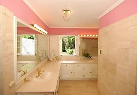 Stoneaway, 6BR by Jamaican Treasures