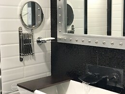 Stay in Style The Heart of Nimman R306AB