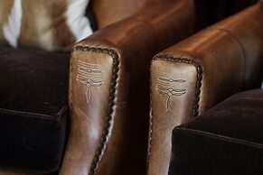 Exclusive 2BR Ritz-Carlton w Mountain Rustic Décor by RedAwning - Save