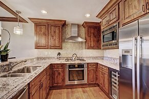 Chic 2 BR+Den Ritz-Carlton Condo with Valley Views by RedAwning - Save