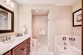 Luxe 2BR+Den Ritz-Carlton Residence Quiet Location by RedAwning - Save