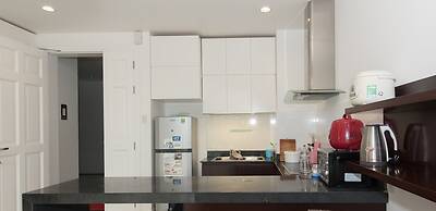 Garden view Apartment - 2 mins to beach