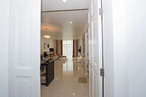 Garden view Apartment - 2 mins to beach