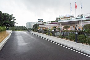 Garden view Apartment - 2 mins to beach