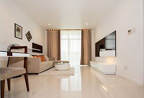 Garden view Apartment - 2 mins to beach