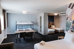 Rotterdam Teleport Hotel