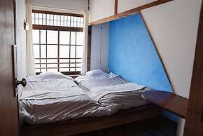 Taketa station hostel cue