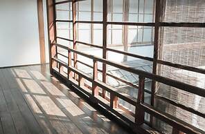 Taketa station hostel cue