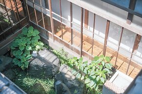 Taketa station hostel cue