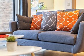 Two Bedroom Apartment in Limehouse