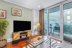 Two Bedroom Apartment in Limehouse